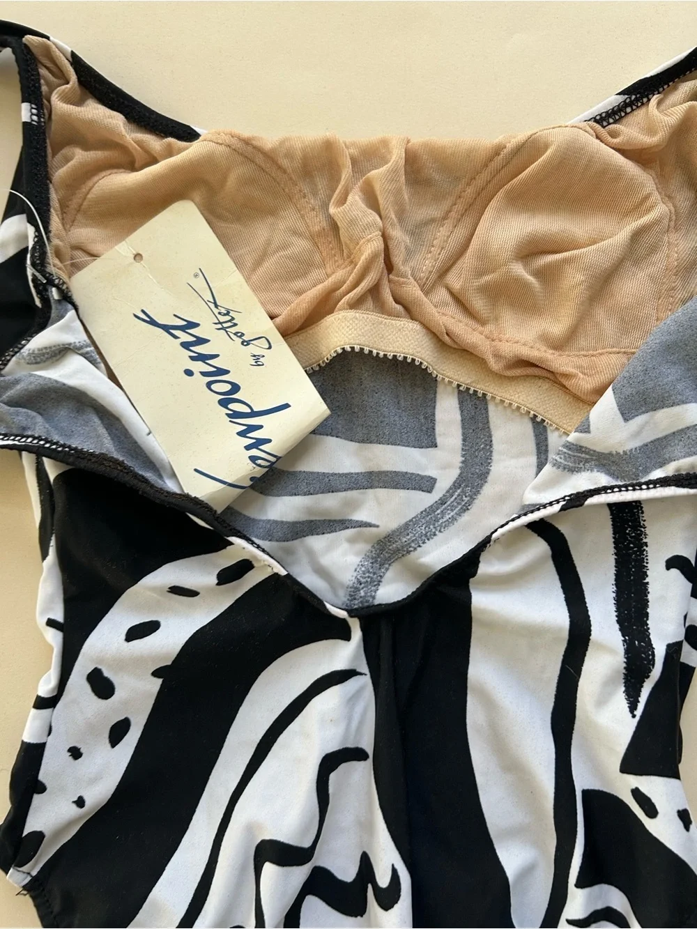 Black & White Abstract Scoop Neck One-Piece Swimsuit size 8 NEW VIEWPOINT